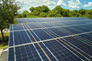 Güneş panellerinin havadan görünüşü park yerinin gölgelik çatısı olarak yerleştirildi. Etkili temiz elektrik üretimi için park edilmiş arabalar için. Fotovoltaik teknoloji şehir altyapısına entegre edildi.
