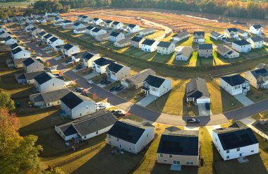 Güney Carolina banliyö bölgesinde sıkıca yerleştirilmiş yeni aile evleri. Amerikan banliyölerinde gayrimenkul geliştirme.