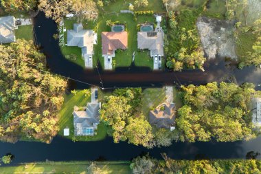 Doğal afet sonrası. Kasırga yağış sularıyla çevrili Florida yerleşim bölgesindeki evler.