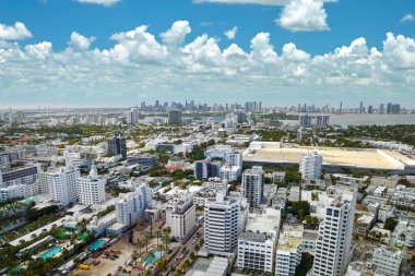 Miami Beach 'in Amerikan güney mimarisi. South Beach yüksek lüks oteller ve apartmanlar. Güney Florida, ABD 'deki turizm altyapısı.