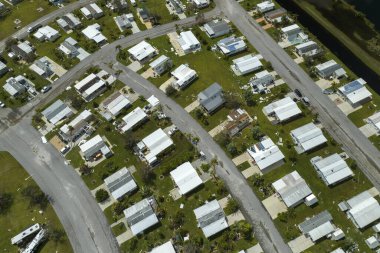 Florida yerleşim bölgesindeki Ian kasırgasından sonra ağır hasar görmüş mobil evler. Doğal afetin sonuçları..