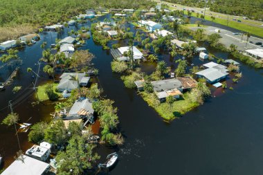 Doğal afetin sonuçları. Florida yerleşim bölgesindeki Ian kasırgasından sonra evlerin etrafını su basmış..