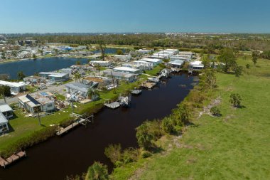 Florida gezici ev bölgesinde güçlü kasırga rüzgarları tarafından yıkılan banliyö evleri. Doğal afetin sonuçları..