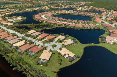 Florida yerleşim bölgesinde Ian kasırgası ile sel basmış evler. Doğal afetin sonuçları..
