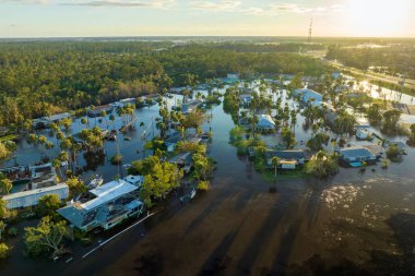 Florida yerleşim bölgesinde Ian kasırgası ile sel basmış evler. Doğal afetin sonuçları..