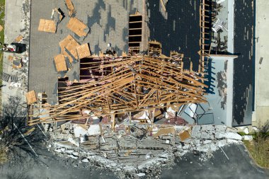 Ian Kasırgası Florida yerleşim bölgesindeki evleri ve duvarları yıktı. Doğal afet ve bunun sonuçları.