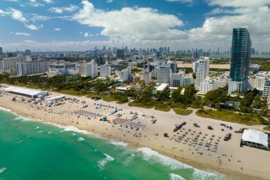 Miami Plajı güney Florida 'da popüler bir tatil yeridir. Kumsal yüzeyi ve turist altyapısı.