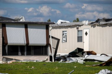 Kasırga sezonundan sonra Florida 'nın güneybatı bölgesi. Kırsal yerleşim alanındaki çökmüş ve hasar görmüş mobil evler. Şiddetli doğal afetin sonuçları.