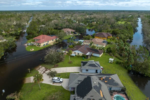 Doğal afet sonrası. Etrafı Ian Kasırgası ile çevrili sel suları Florida yerleşim bölgesindeki evleri sarıyor.