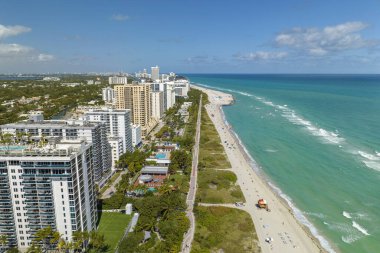 Miami Beach City 'nin güney sahil şeridinin yukarısından görüntü. South Beach yüksek lüks oteller ve apartmanlar. Güney Florida, ABD 'deki turizm altyapısı.