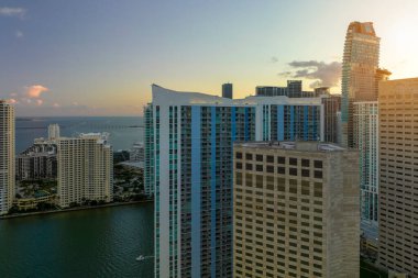 Gün batımında ABD 'nin Florida kentindeki Miami Brickell semtindeki yüksek gökdelen binalarının görüntüsü. Amerikan megapolis 'i ve karanlık çöktüğünde finans bölgesi.