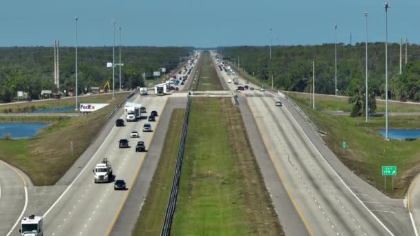 Vista Superior Amplia Carretera Florida Con Coches Conducción Rápida Durante — Vídeo de stock