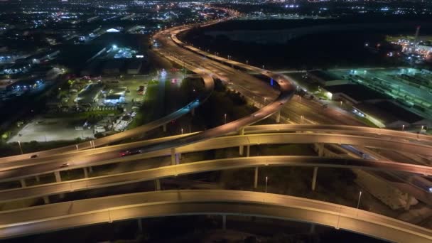 Luchtfoto Van Amerikaanse Snelweg Kruising Nachts Met Snelrijdende Auto Vrachtwagens — Stockvideo