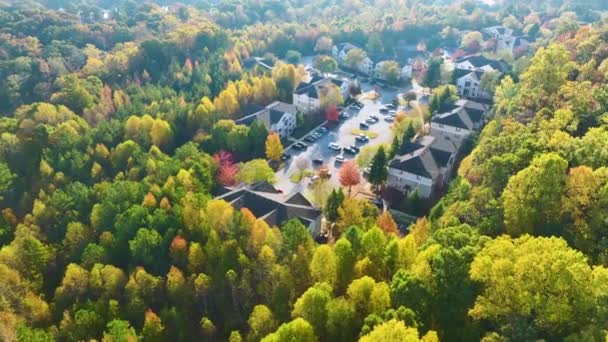 Sonbahar Mevsiminde Güney Carolina Banliyölerinde Sarı Ağaçlar Arasındaki Yeni Apartman — Stok video