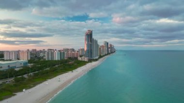 Günbatımında Atlantik Okyanusu kıyısında lüks oteller ve konutlarla Sunny Isles Beach 'in hava manzarası. Güney Florida 'daki Amerikan turizm altyapısı.