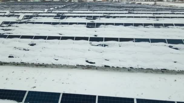 Widok Lotu Ptaka Pokryty Śniegiem Zrównoważonej Elektrowni Elektrycznej Wielu Rzędów — Wideo stockowe