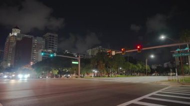 Trafik ışıkları ve gece hareket halindeki arabalarla dolu Amerikan kavşağı. ABD 'de ulaşım sistemi