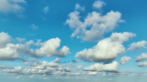 Голубое Небо Белыми Облаками Яркий Летний Пейзаж — стоковое видео