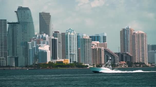Yate Lujo Navegando Frente Edificios Hormigón Vidrio Centro Miami Brickell — Vídeos de Stock
