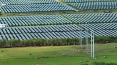 Sıfır emisyonlu yenilenebilir elektrik. Temiz elektrik enerjisi üretmek için birçok sıra güneş fotovoltaik paneline sahip sürdürülebilir elektrik santrali.