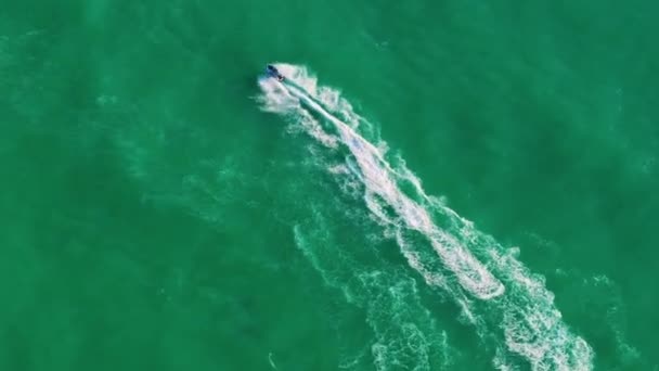 佛罗里达州的人们在乘坐喷气式滑翔机 极端水上运动娱乐活动 — 图库视频影像