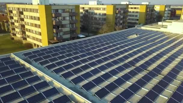 전기를 생산하기위한 상업용 지붕에 파란색 패널이있는 발전소 가능한 에너지 개념의 — 비디오