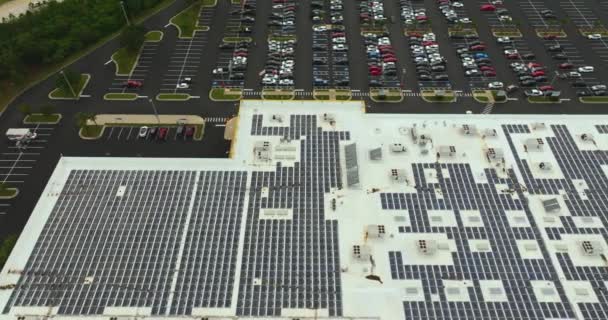 Солнечная Электростанция Голубыми Фотоэлектрическими Панелями Установленными Крыше Торгового Центра Производства — стоковое видео