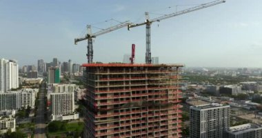 Yüksek konutlu inşaat alanındaki vinçler kaldırılıyor. Miami 'de gayrimenkul geliştirme.