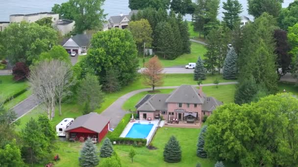 位于纽约罗切斯特郊外安大略湖岸郊区的两层私人住宅 夏季设有大型游泳池和绿草草坪的高档郊区住宅 — 图库视频影像