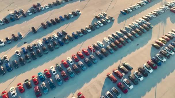 Вид Сверху Открытую Парковку Дилеров Большим Количеством Новых Автомобилей Складе — стоковое видео