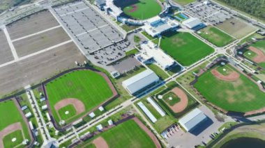 Florida kırsalındaki yeni beyzbol stadyumlarının manzarası. Florida kırsalında açık hava sahası. Amerikan spor altyapısı.