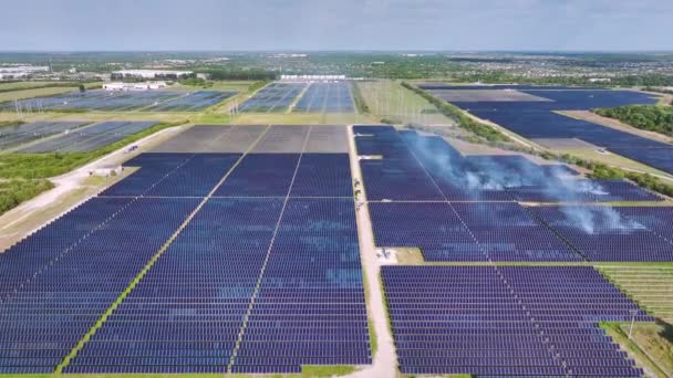 Pohled Shora Požár Mezi Fotovoltaickou Elektrárnou Mnoha Řadami Solárních Panelů — Stock video