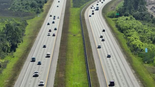 位于佛罗里达州萨拉索塔县的宽阔公路上 上图是交通高峰时段快速驾驶汽车的景象 美国交通基础设施概念 — 图库视频影像