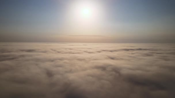 Légi Felvétel Repülőgép Ablakából Nagy Magasságban Sűrű Puffadt Felhők Repülnek — Stock videók