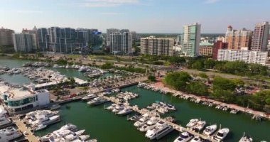 Florida, ABD 'deki Sarasota şehrinin şehir merkezindeki yat limanlarının havadan görünüşü. Modern Amerikan megapolis 'indeki yüksek ticari ve meskun gökdelen binaları.