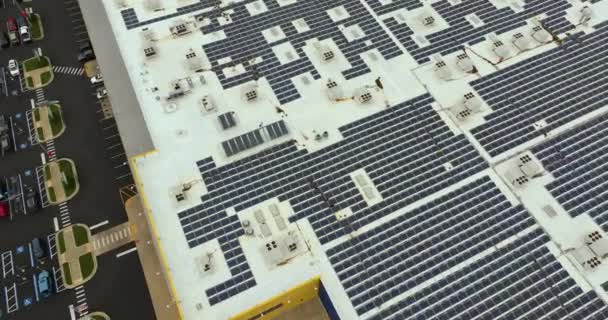 Widok Lotu Ptaka Niebieskich Fotowoltaicznych Paneli Słonecznych Zamontowanych Dachu Budynku — Wideo stockowe