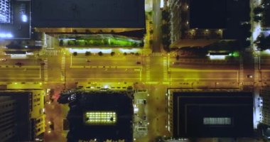 Virginia, ABD 'nin Richmond şehir merkezindeki Broad caddesinin hava manzarası. Modern Amerikan şehrinde trafik.