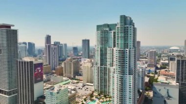 Florida, ABD 'de Miami Brickell' in şehir merkezindeki ofis manzarası. Modern Amerikan megapolis 'indeki yüksek ticari ve meskun gökdelen binaları.