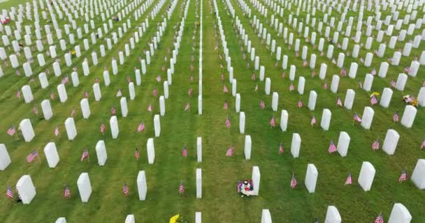 大萨拉索塔国家公墓的空中景观 绿草上有一排白色墓碑 悼念日的概念 — 图库视频影像