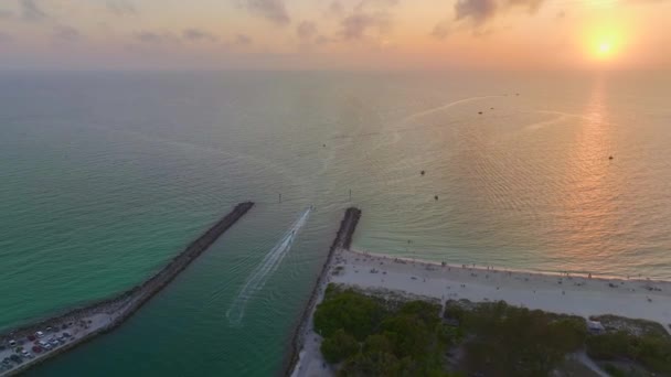 Deniz Dalgaları Üzerinde Yüzen Beyaz Yatlarla Gün Batımında Venedik Florida — Stok video