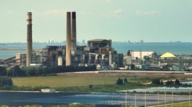 Tampa, Florida yakınlarındaki Apollo Beach 'teki Big Bend Elektrik İstasyonu' ndaki güneş fotovoltaik panellerin hava görüntüsü. Elektrik enerjisi üretimi için fosilden sürdürülebilir yakıta geçiş.