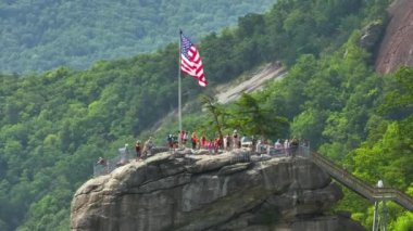 Amerikan seyahat rotası Appalachian dağlarında. Chimney Rock 'ın Kuzey Carolina' daki Chimney Rock State Park 'taki hava görüntüsü.
