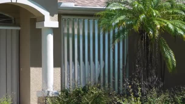 住宅のハリケーンの保護のための鋼鉄嵐のシャッターが付いている窓を搭載しました フロリダ州の自然災害前の保護措置 — ストック動画
