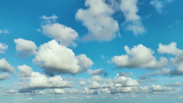 白い雲を飛んでいる青空の明るい風景 カラフルな夏のスケープ — ストック動画