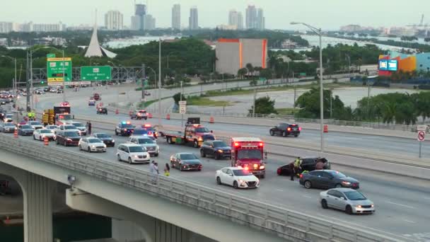 迈阿密的车祸现场有应急服务人员和应对美国街头交通事故的车辆 第一批救援人员帮助美国桥梁公路上的车祸受害者 — 图库视频影像