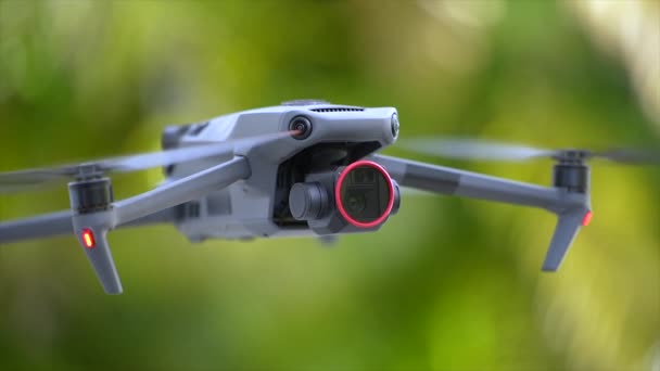Drónrepülőgépek Homályos Gyorsan Forgó Propellerekkel Levegőben Repülő Videokamerával — Stock videók