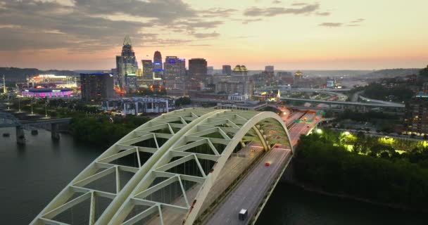 Tráfego Rodoviário Com Carros Condução Ponte Centro Cidade Cincinnati Ohio — Vídeo de Stock