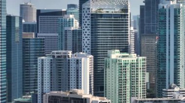 Miami Brickell, Florida, ABD. Telefoto görüntülerini yakınlaştırdım. Şehir merkezindeki beton ve cam gökdelen binaların yukarıdan görüntüsü. Ticari finans bölgesiyle Amerikan megapolis.