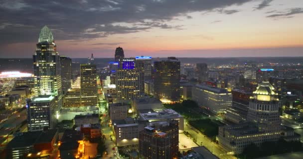 アメリカ合衆国オハイオ州シンシナティ市のダウンタウンの夜景 現代アメリカのメガポリスで明るく照らされた高層ビルとスカイライン — ストック動画