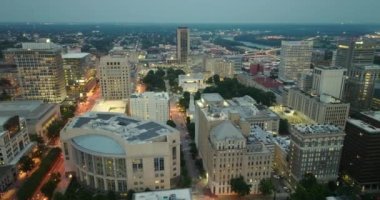 Richmond Virginia şehir merkezindeki şehir mimarisi. Gece çöktüğünde gökdelenli binaların olduğu panoramik bir iş alanı manzarası.